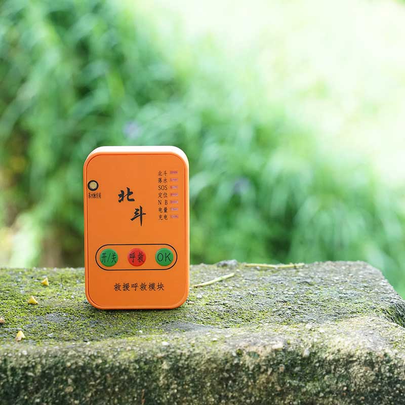 落水自动报警定位救生衣：实时监控落水位置， 保障水域救援人员安全！